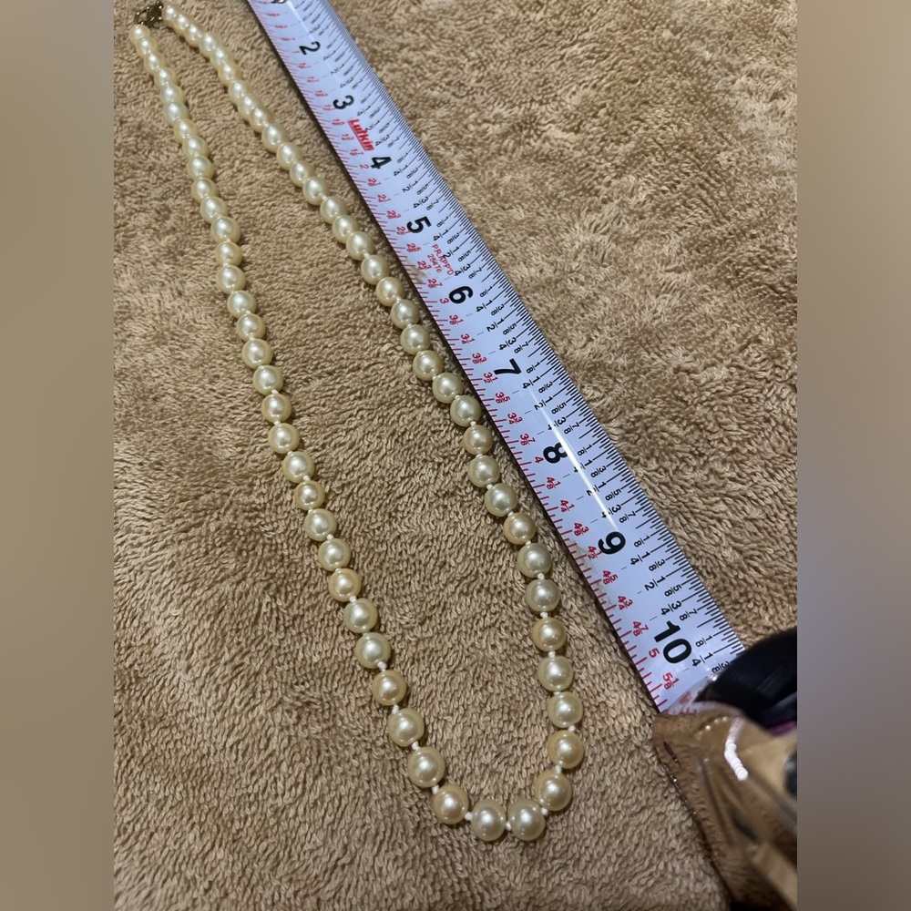 Costume pearl necklace.